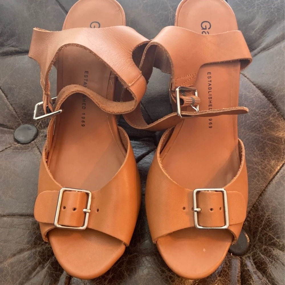 Gap soft leather sandals
